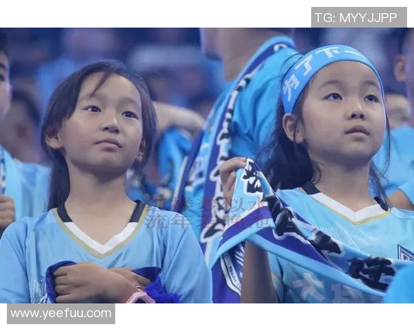 足球场小男孩神奇换球星瞬间球迷惊呼视频感动全场